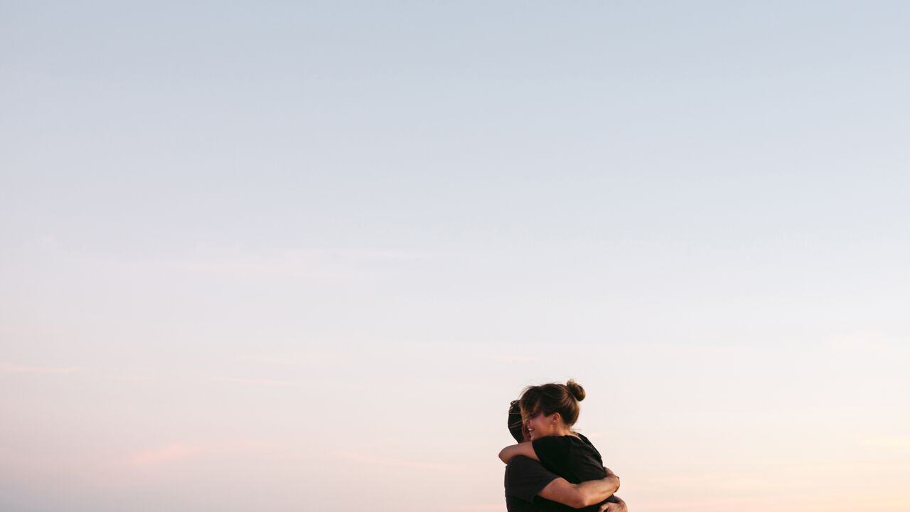 Banner_Desktop_HP-Happy-affectionate-couple-on-sandy-beach-togeth-at-sunset